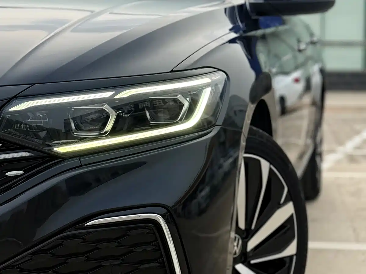 Volkswagen Passat 2022 330TSI Starlight Luxury Edition фото 3