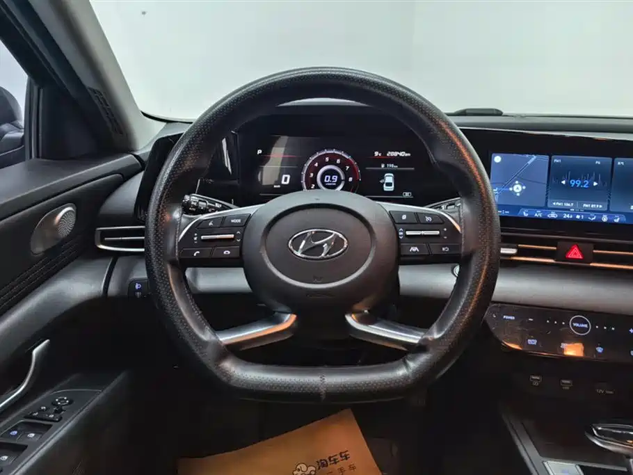 Hyundai Elantra 2021 1.5L CVT LUX Premium Edition фото 15