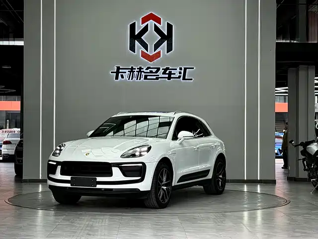 PORSCHE MACAN