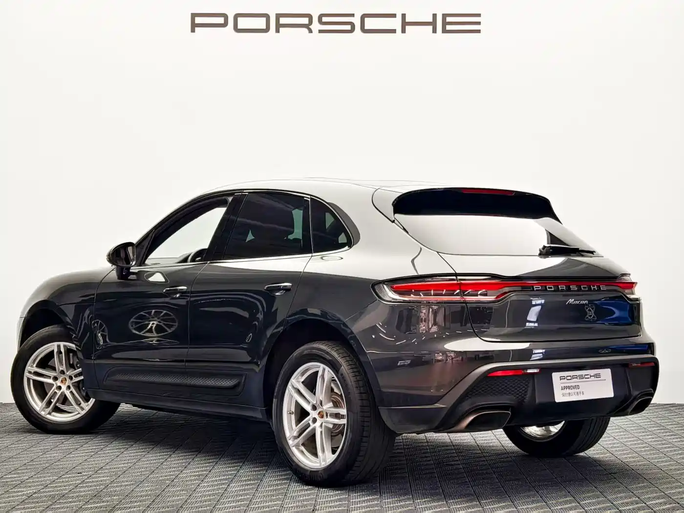 PORSCHE MACAN