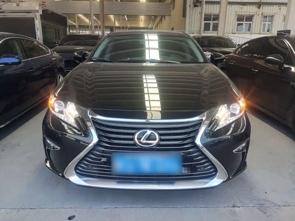 Фото 3 - Lexus ES