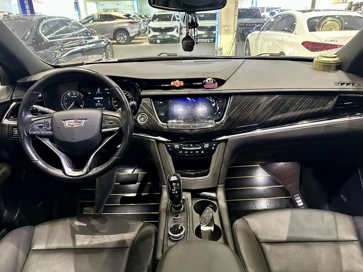 Photo 9 - Cadillac XT6