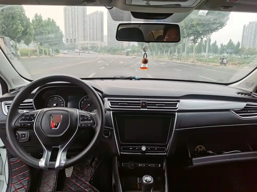 Фото 14 - Roewe i5