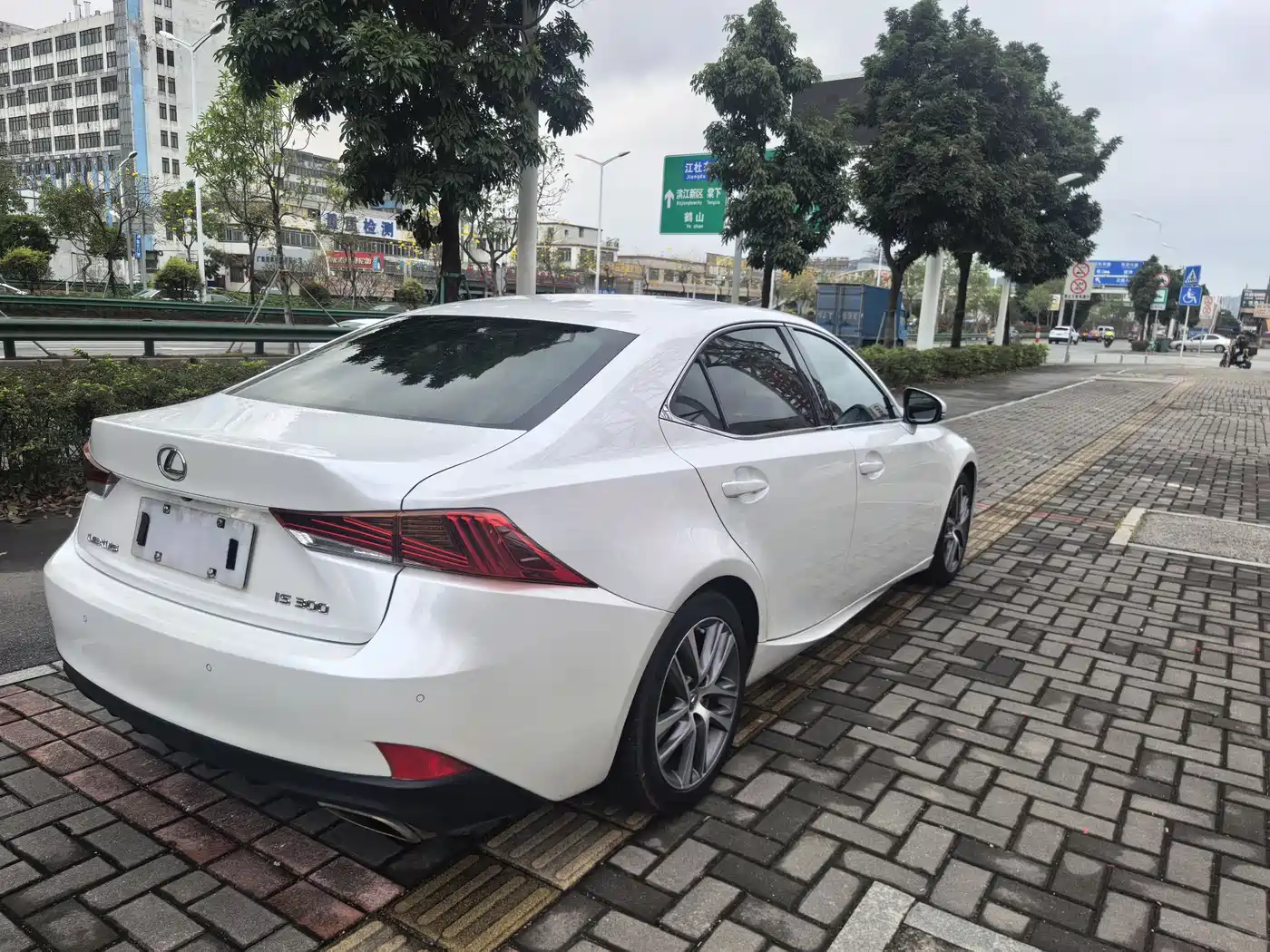 Lexus IS 2017 300 Leading Edition фото 5