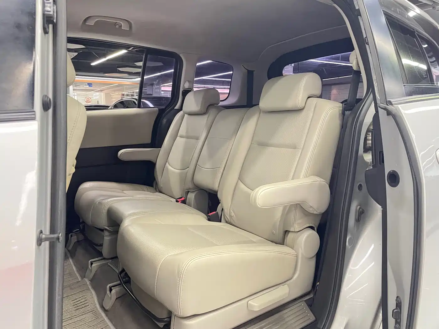 Mazda Mazda5 2010 2008 2.0 Automatic Luxury Edition