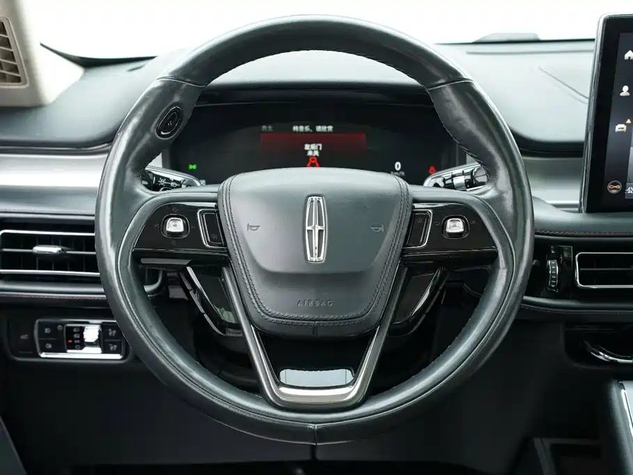 Фото 20 - Lincoln Aviator