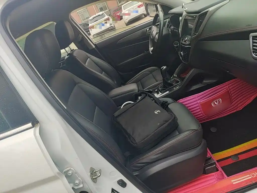 Фото 25 - Changan CS75