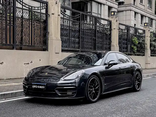 PORSCHE PANAMERA