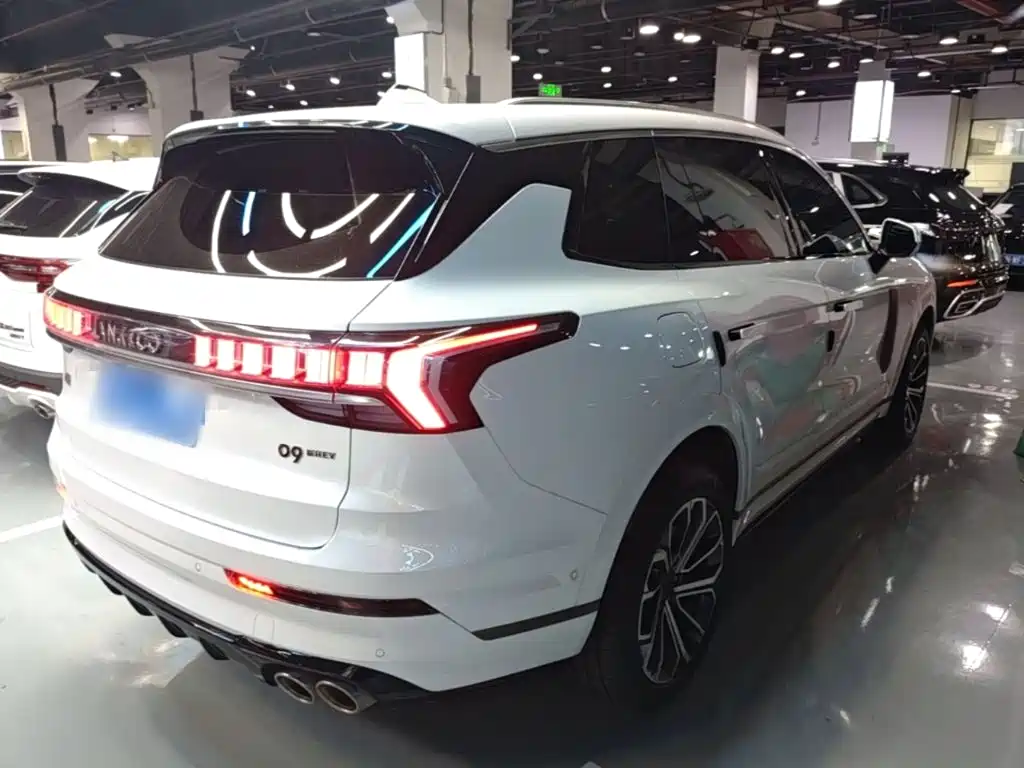 Photo 7 - Lynk & Co 09
