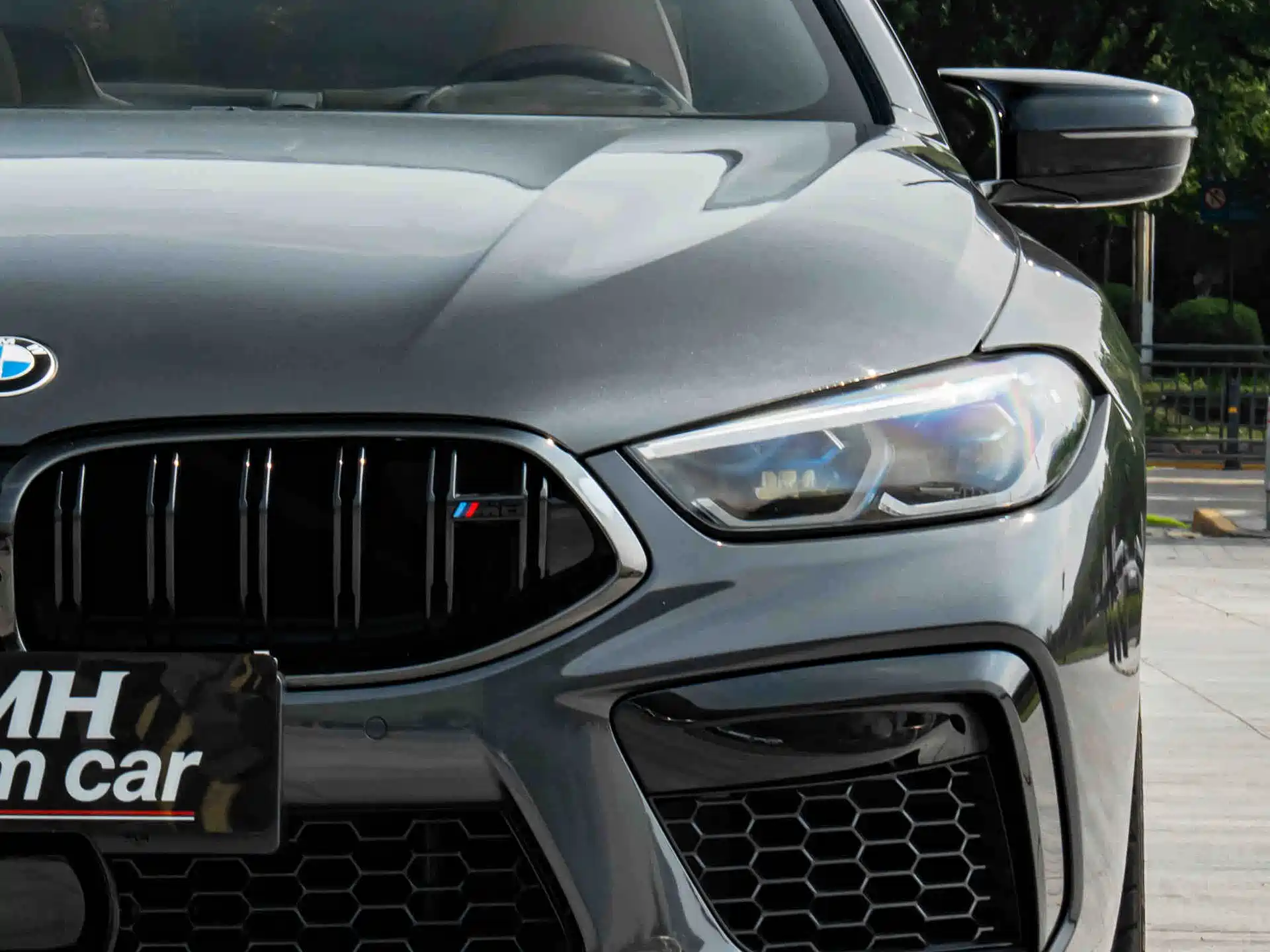 Photo 3 - BMW M8