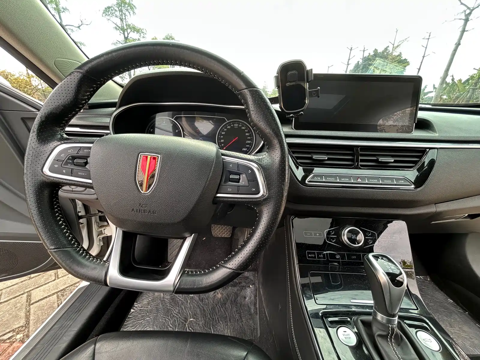 Фото 10 - Hongqi H5