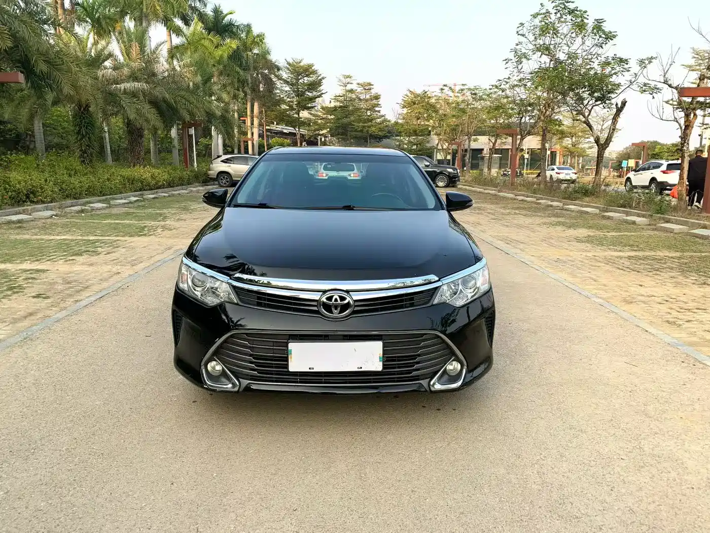 Toyota Camry 2016 2.0G 10th Anniversary Leading Edition фото 2