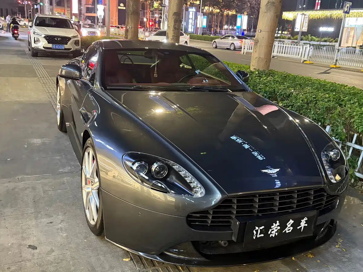 Фото 1 - Aston Martin Vantage