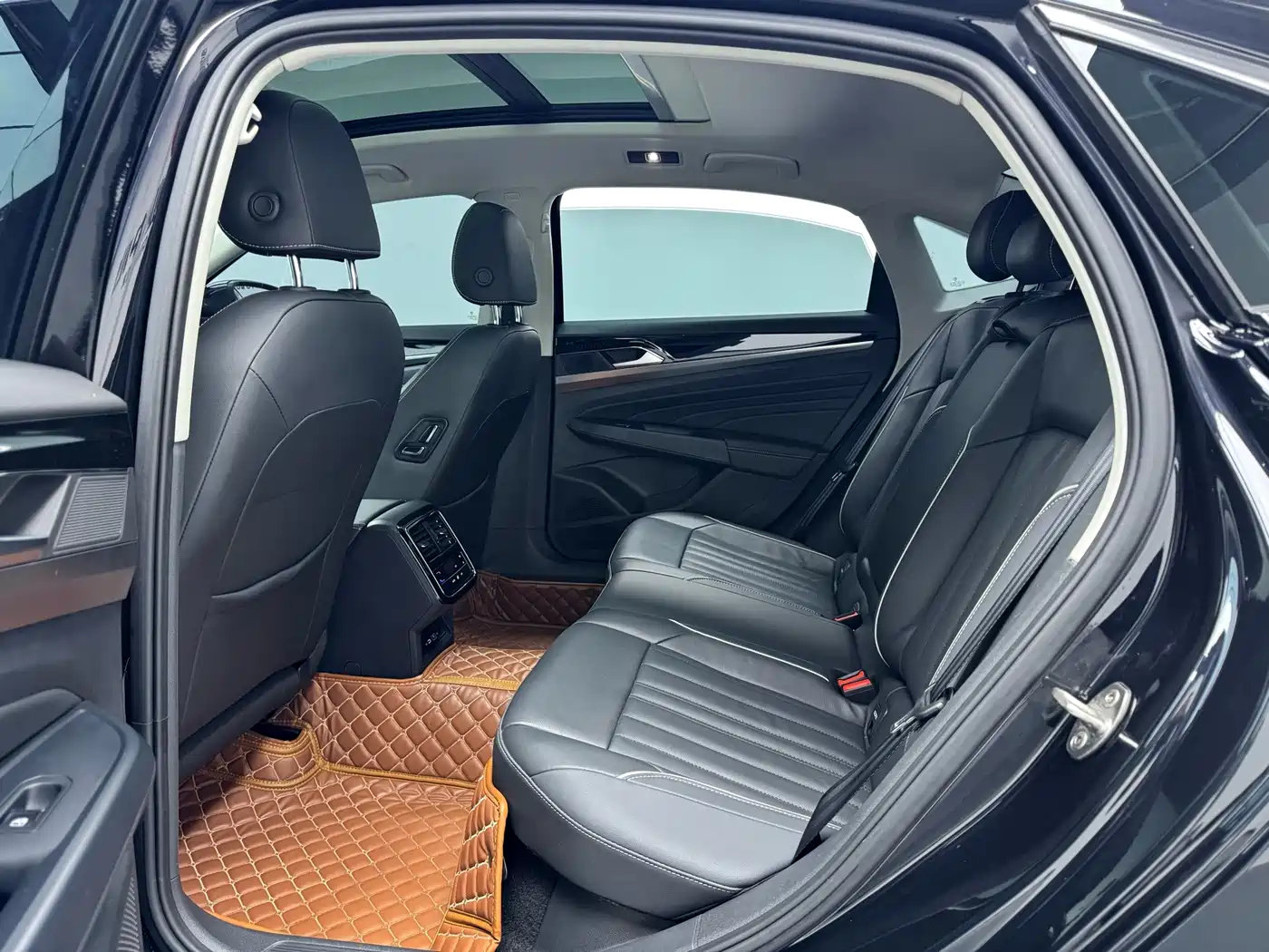 Volkswagen Passat 2023 330TSI Elite Edition фото 6