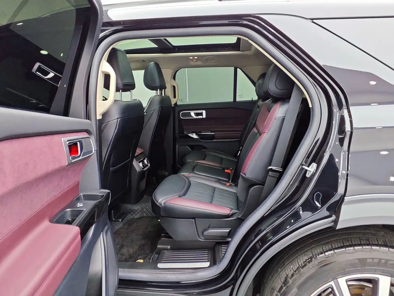 Фото 13 - Ford Explorer