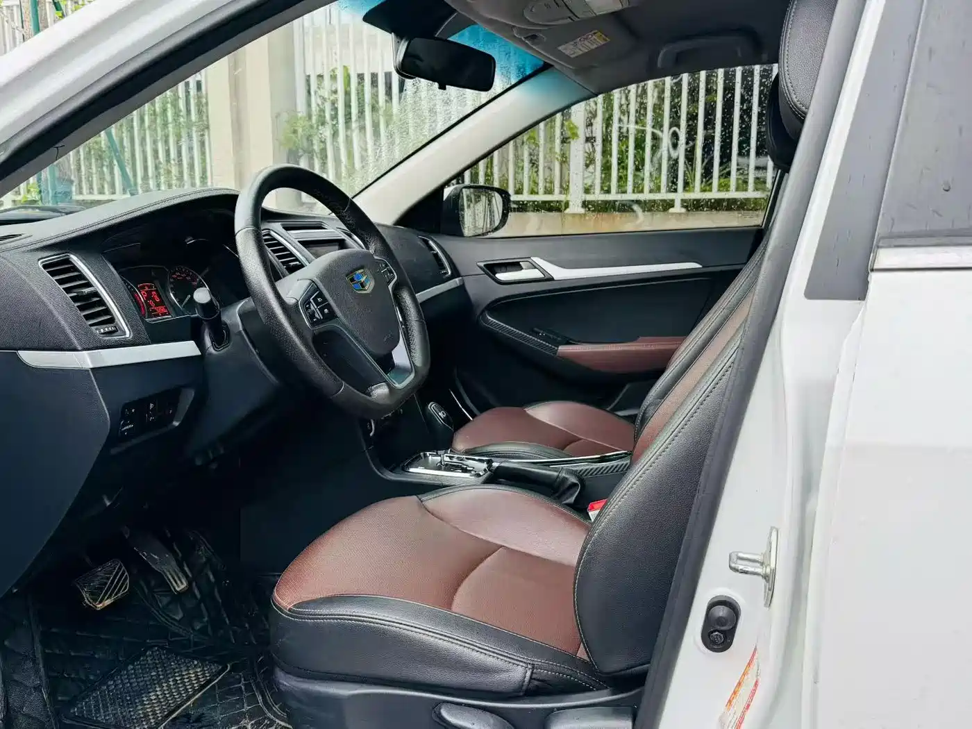 Фото 4 - Geely Vision