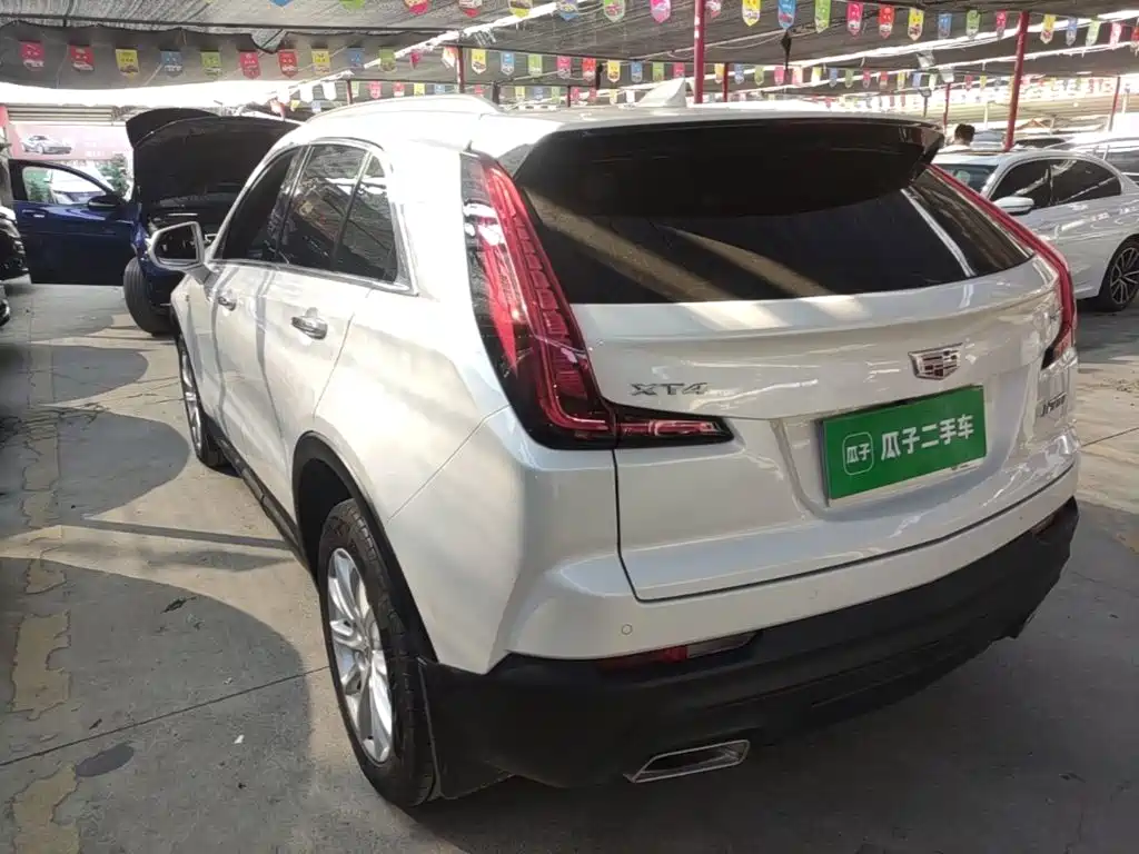 Photo 5 - Cadillac XT4