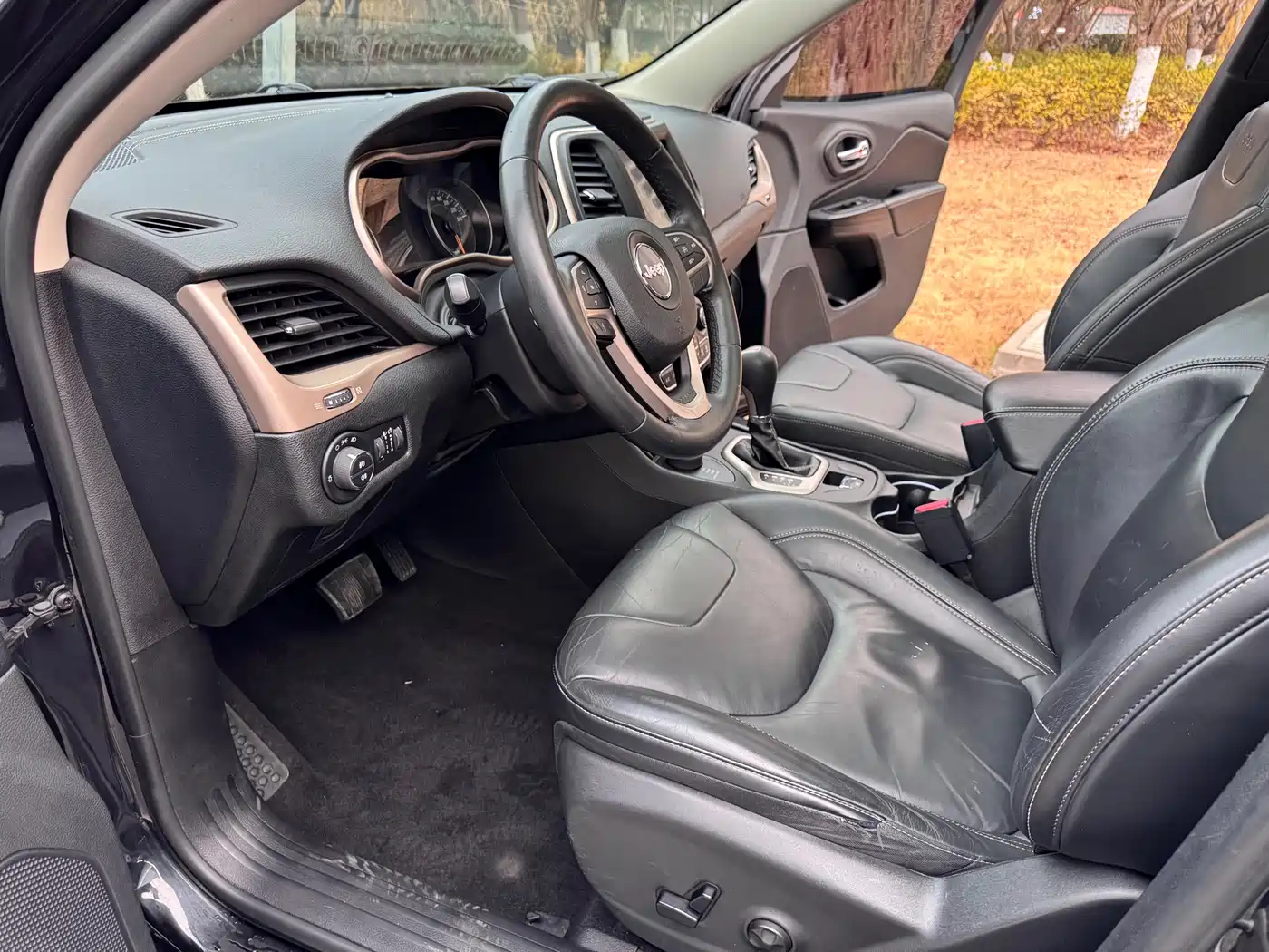 Photo 6 - Jeep Cherokee