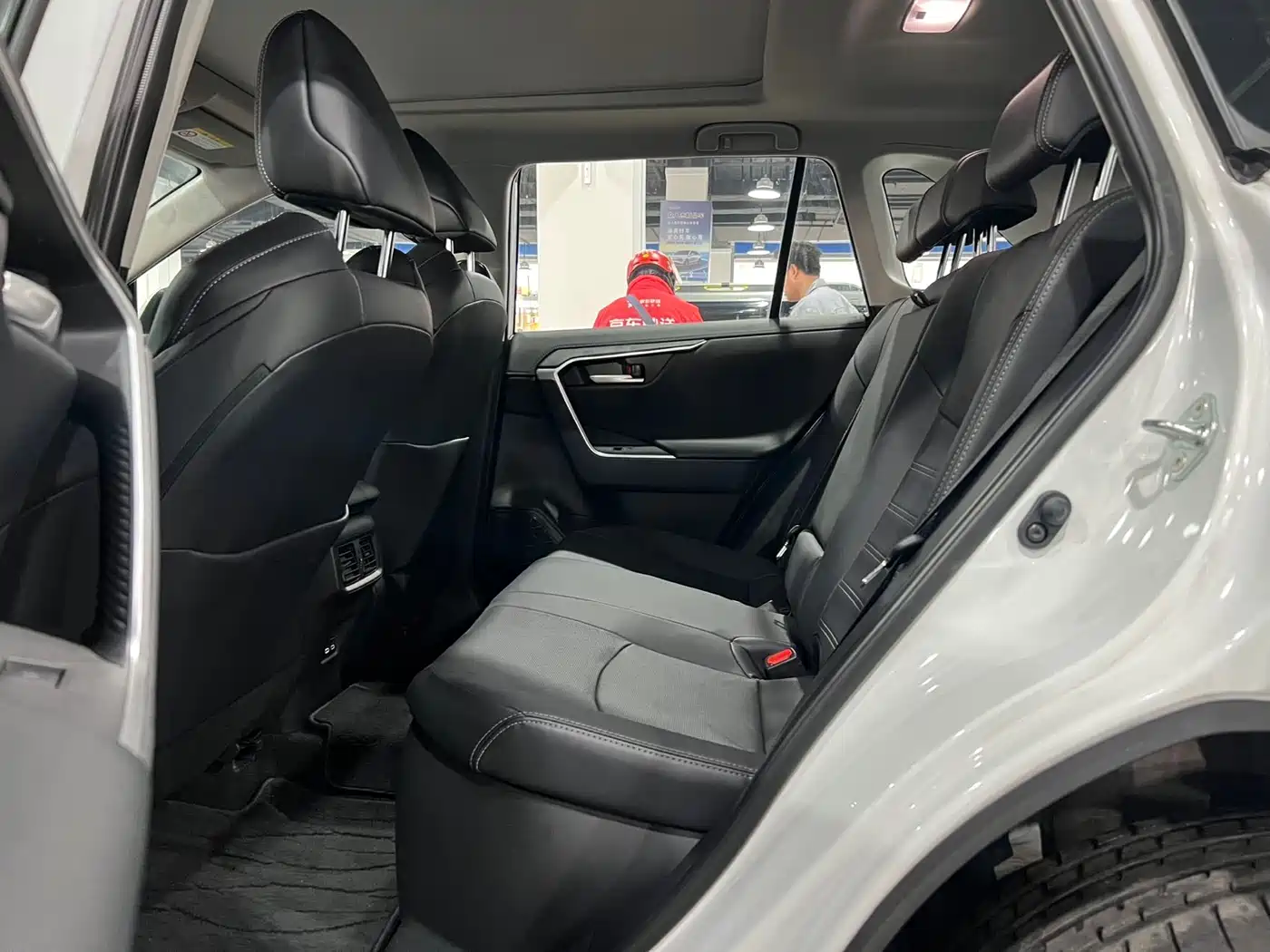 Toyota Wildlander 2023 Hybrid 2.5L E-CVT AWD Premium Edition фото 8