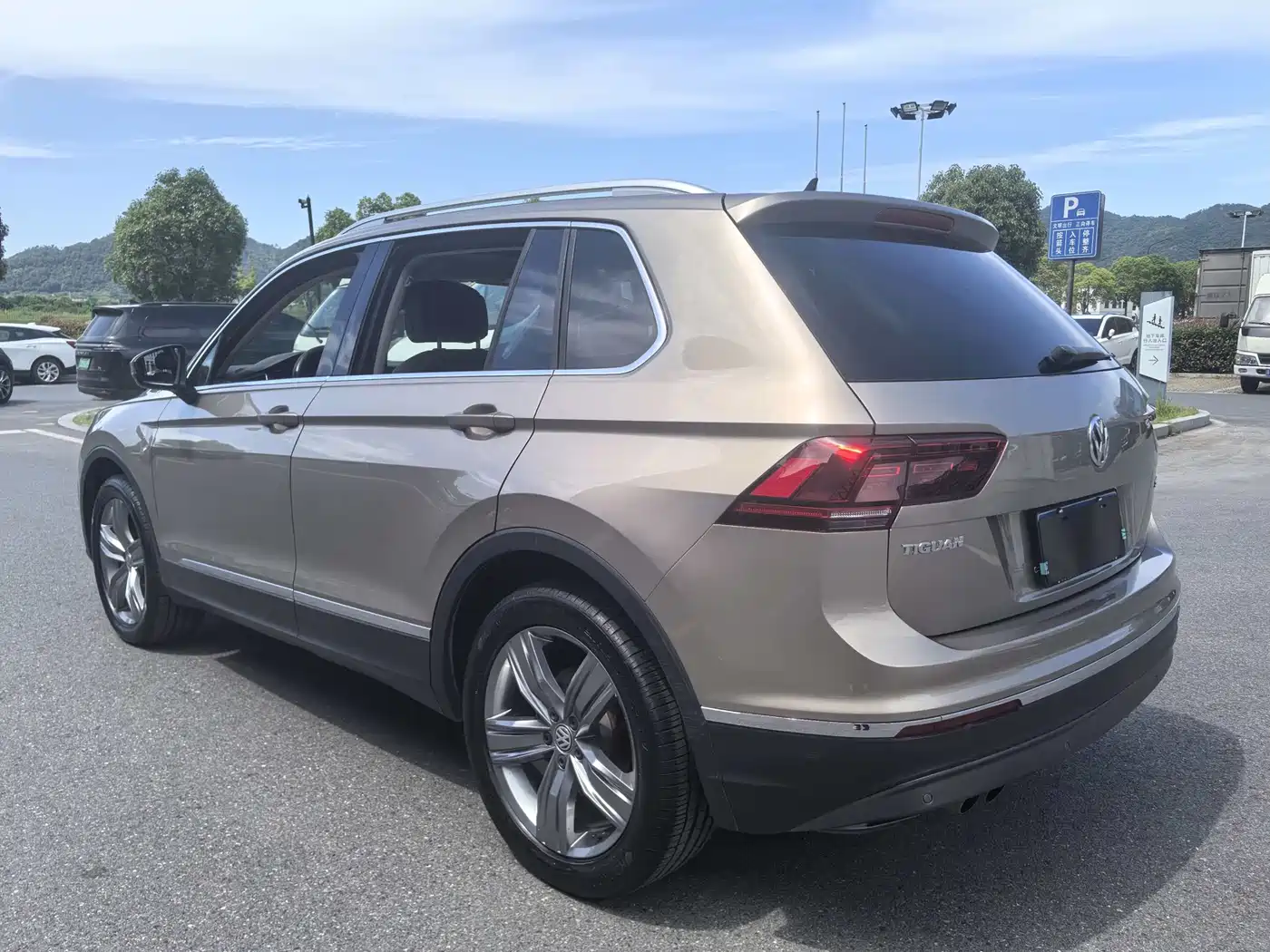 VOLKSWAGEN TIGUAN