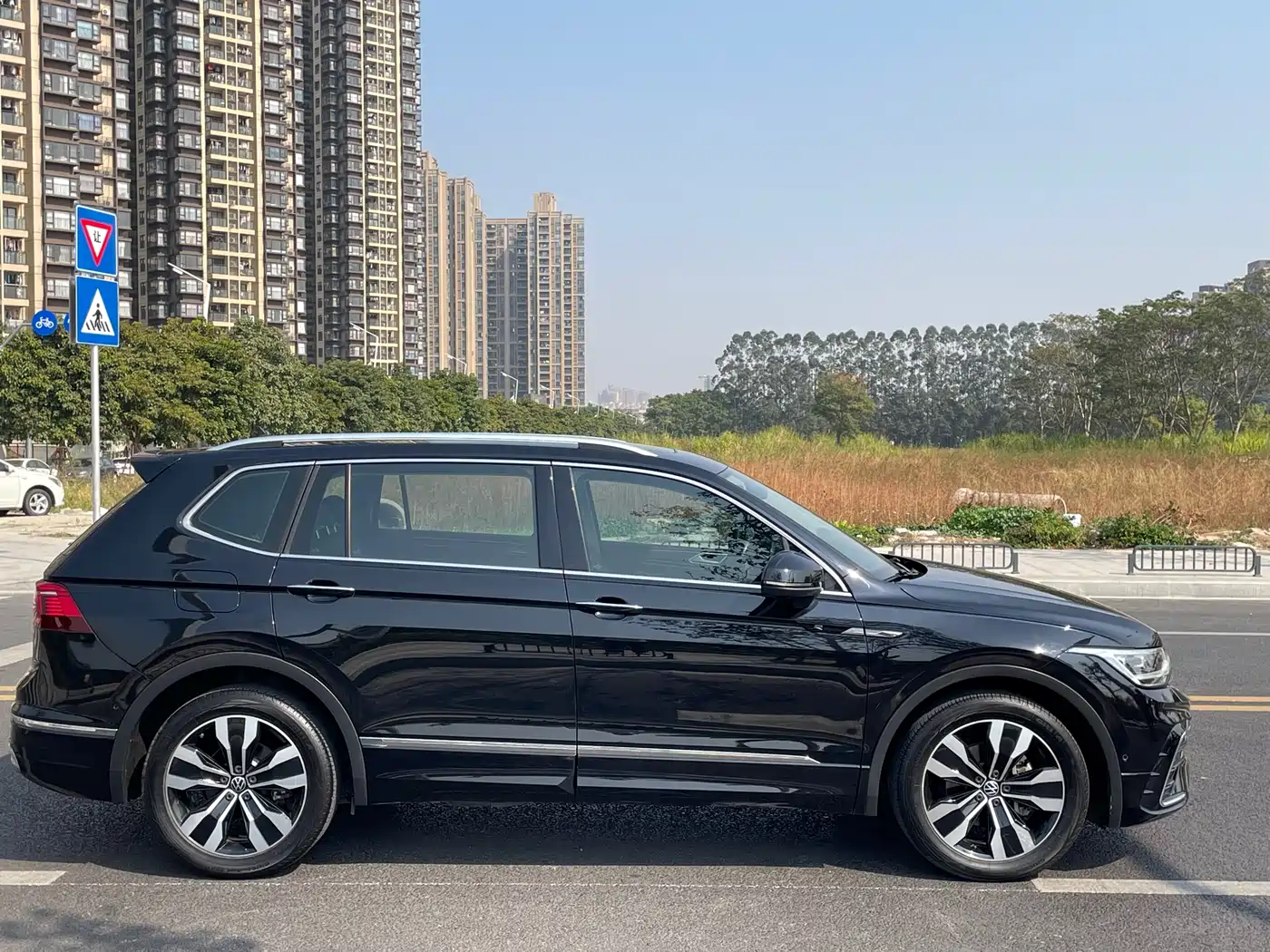 Volkswagen Tiguan L 2022 330TSI Auto 2WD R-Line Premium Edition фото 5