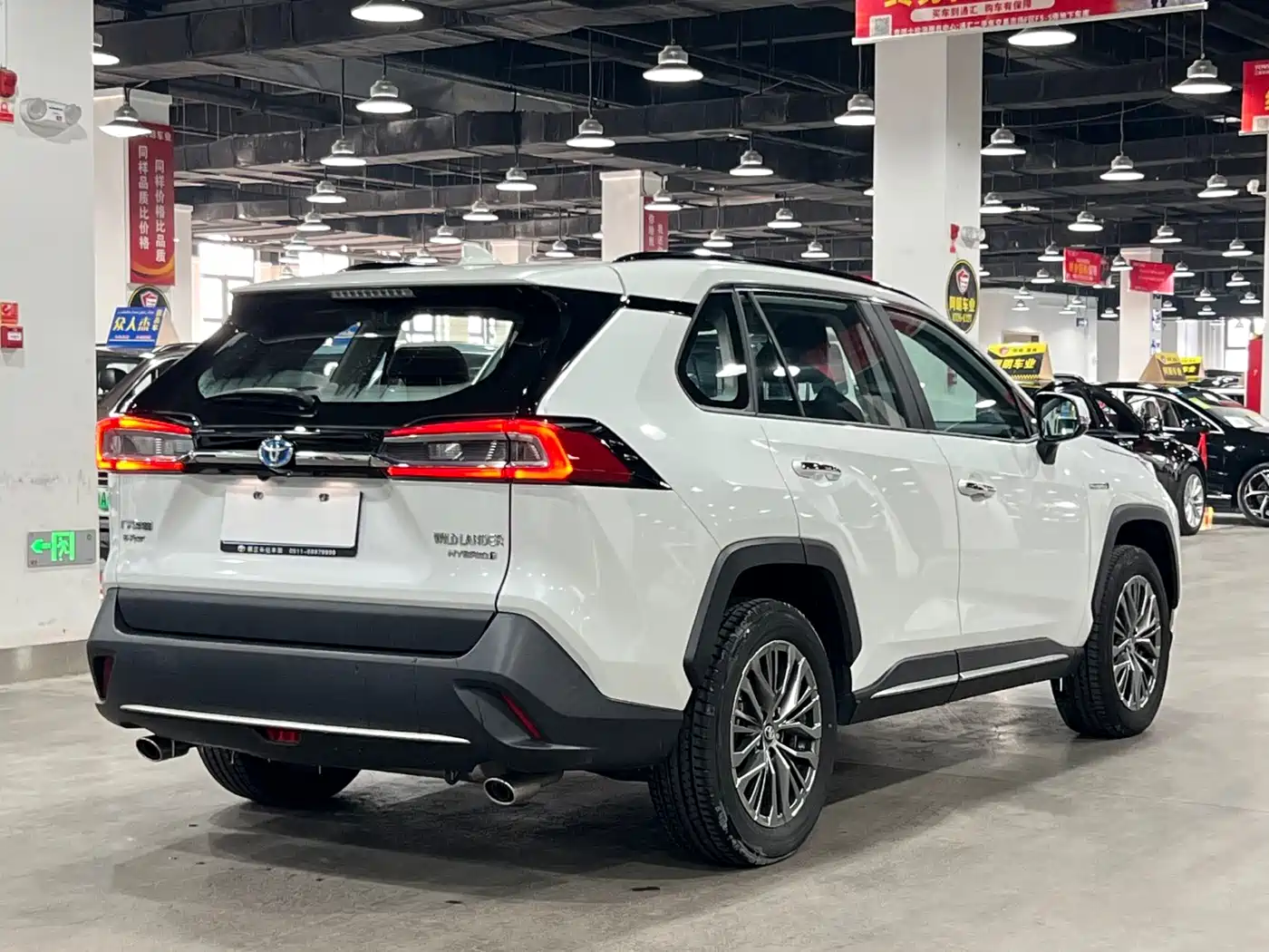 Toyota Wildlander 2023 Hybrid 2.5L E-CVT AWD Premium Edition фото 6