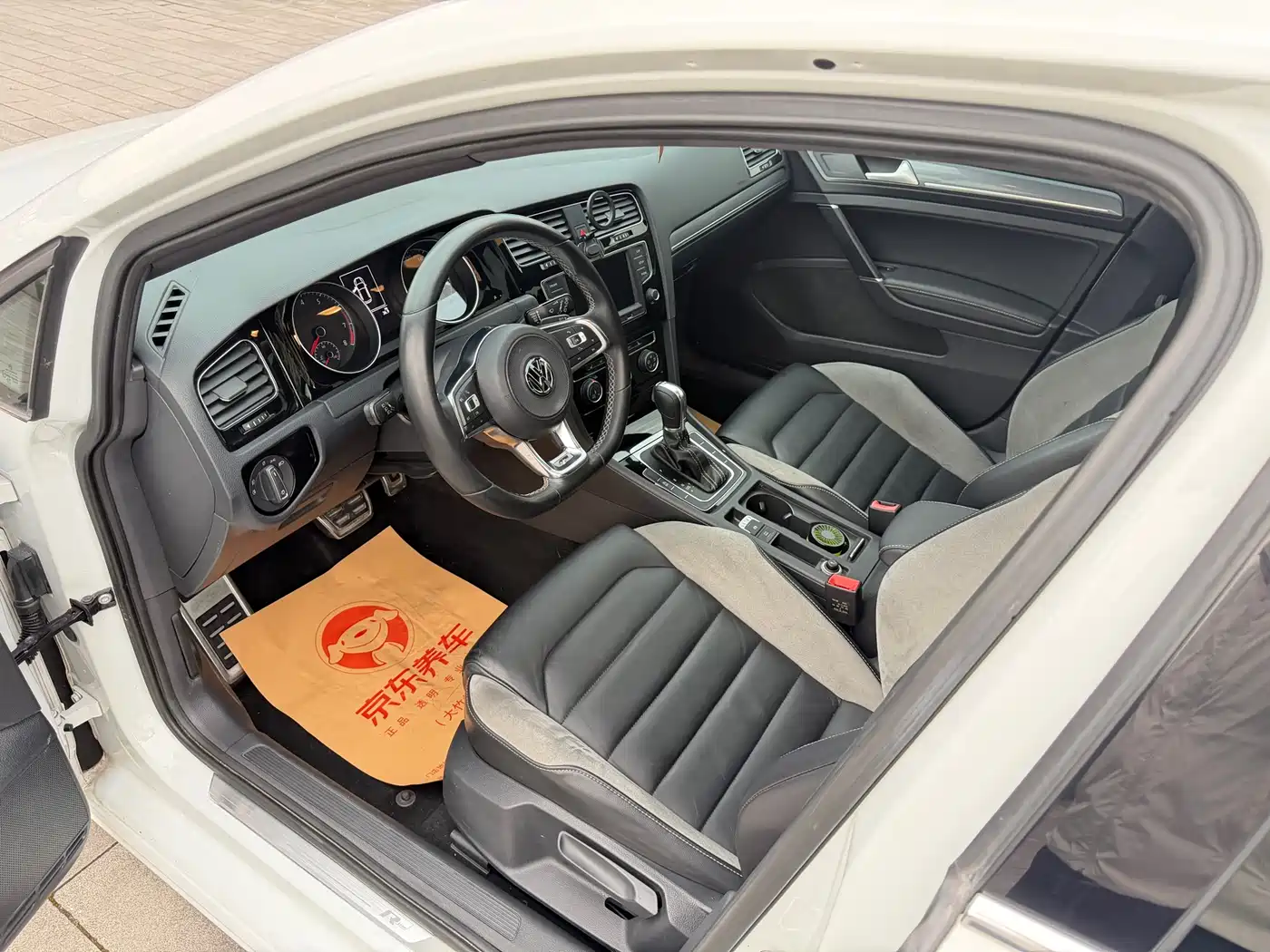 Volkswagen Golf 2017 280TSI Auto R-Line Millionth Anniversary Edition фото 9