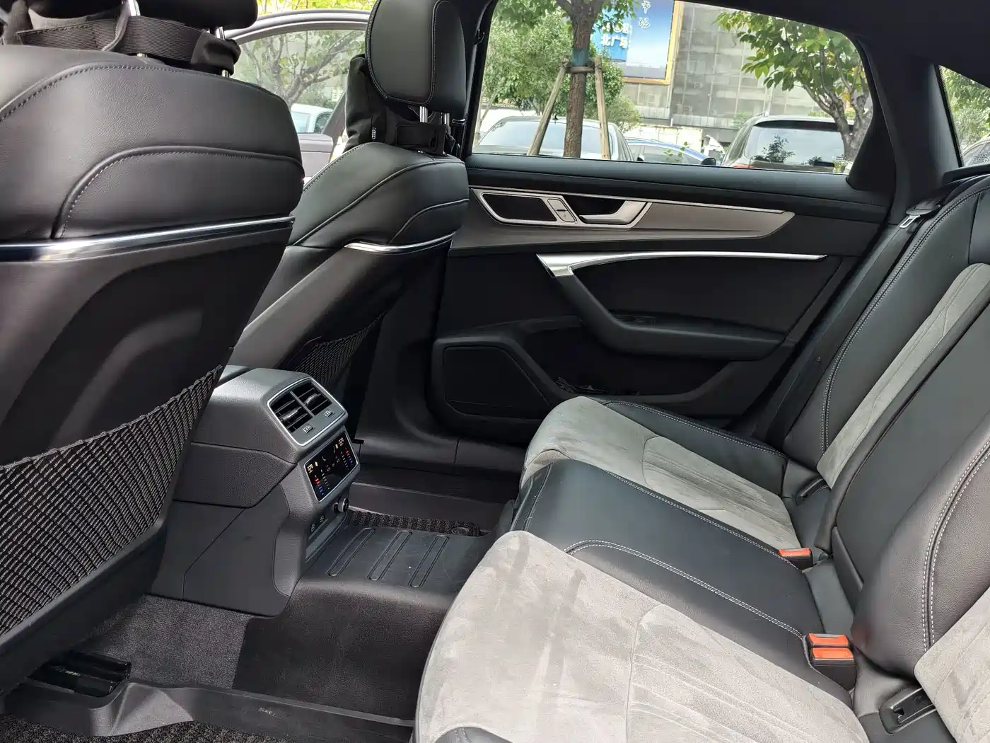 Фото 9 - Audi A6L