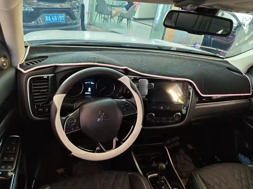 Фото 4 - Mitsubishi Outlander
