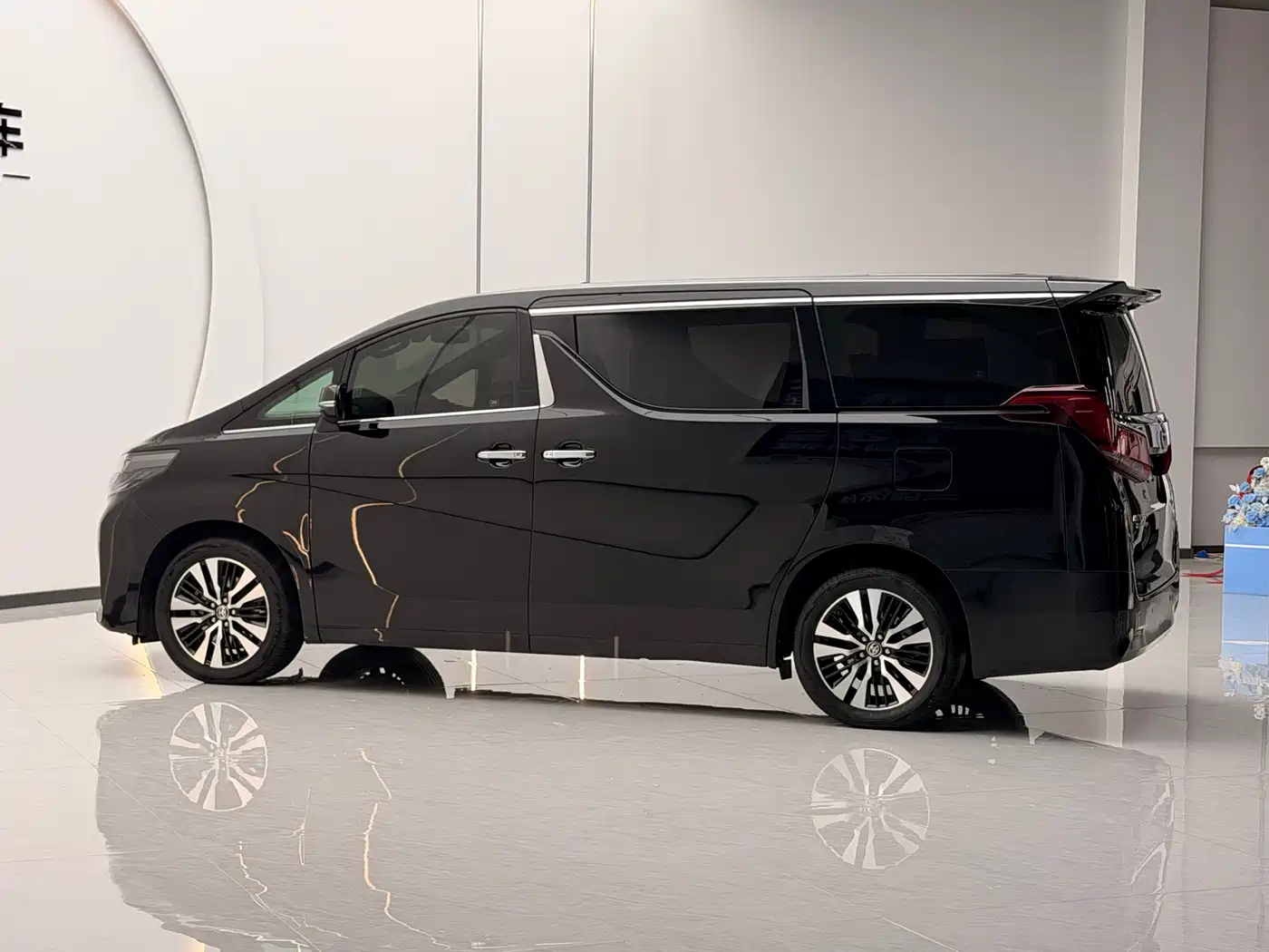 Toyota Alphard 2018 Facelift 3.5L Premium Edition фото 23