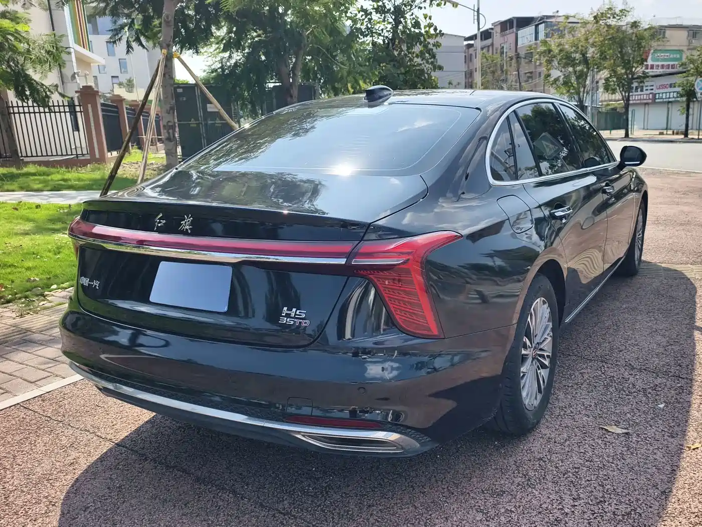 Фото 9 - Hongqi H5