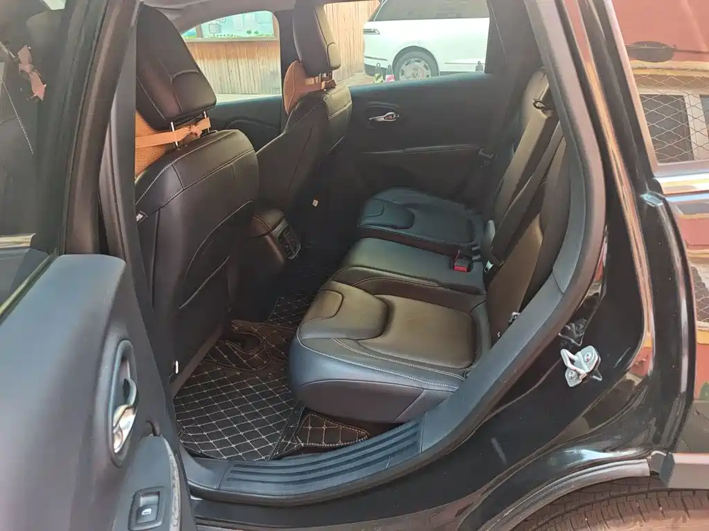 Photo 13 - Jeep Cherokee