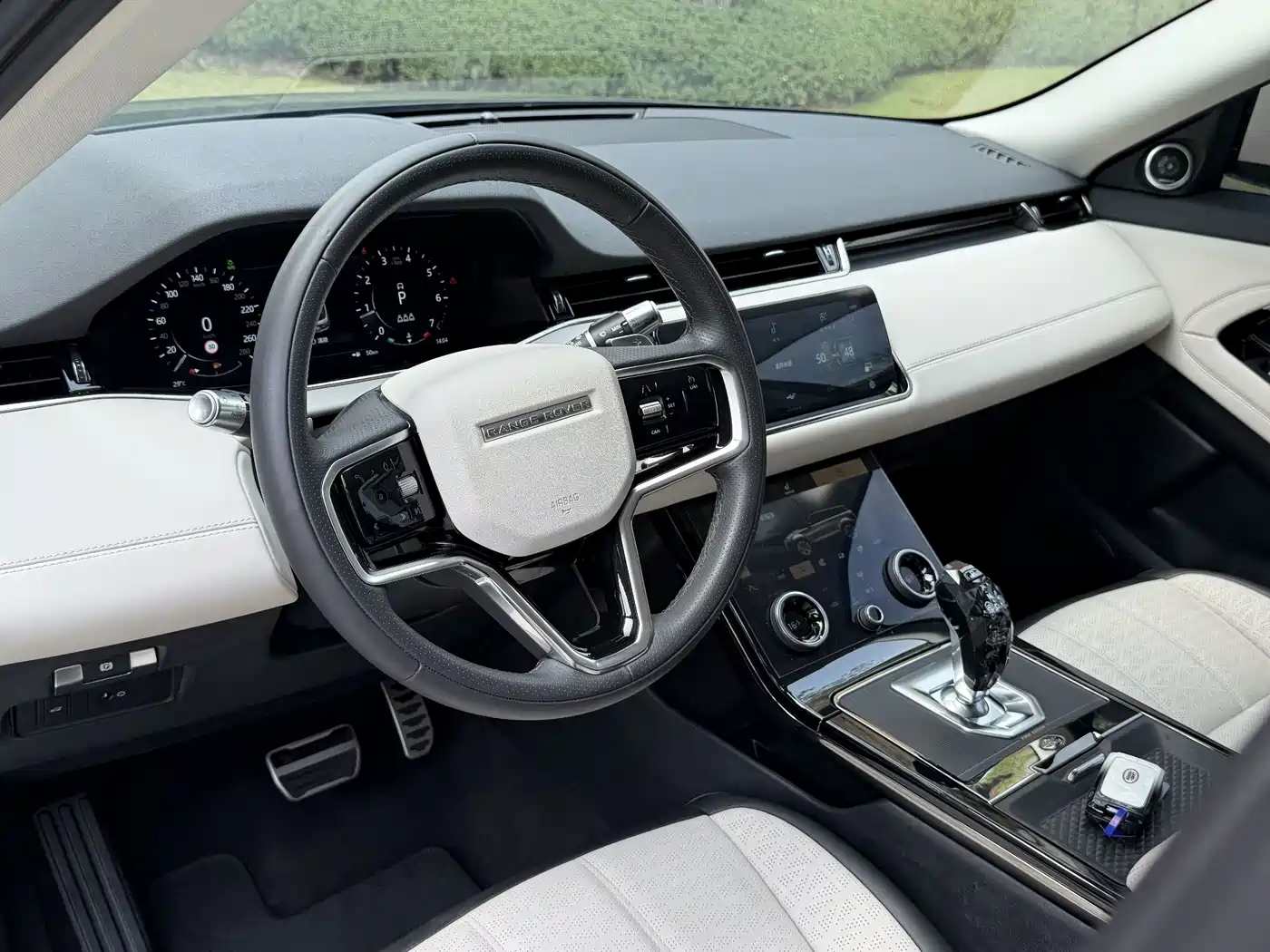 Land Rover Range Rover Evoque 2021 Range Rover Evoque L 249PS R-Dynamic First Edition Launch Edition фото 16