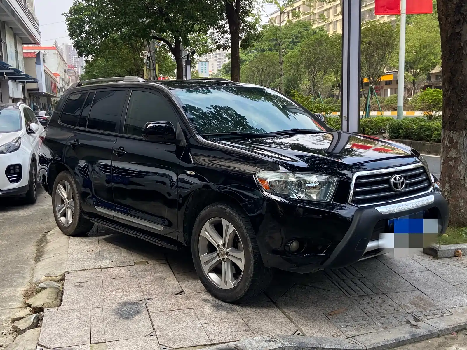 Photo 2 - Toyota Highlander