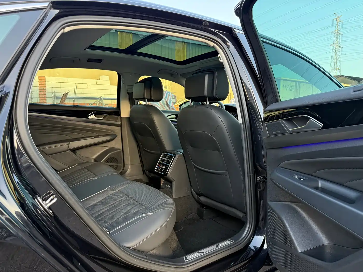 Volkswagen Passat 2022 380TSI Flagship Edition фото 25