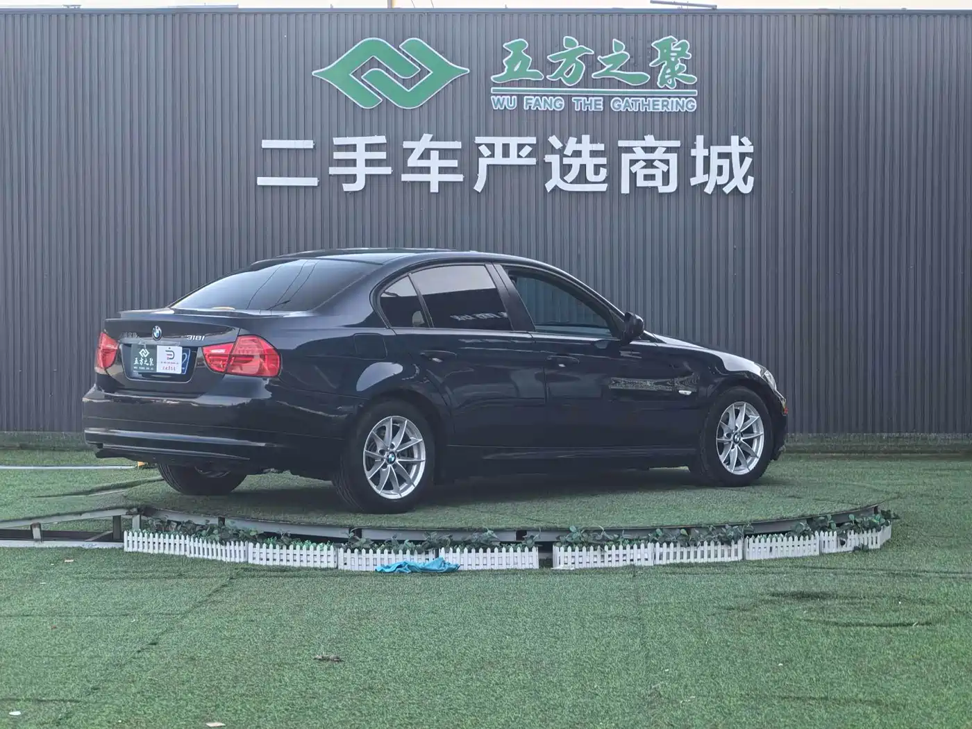 BMW 3 Series 2011 318i Leading фото 21