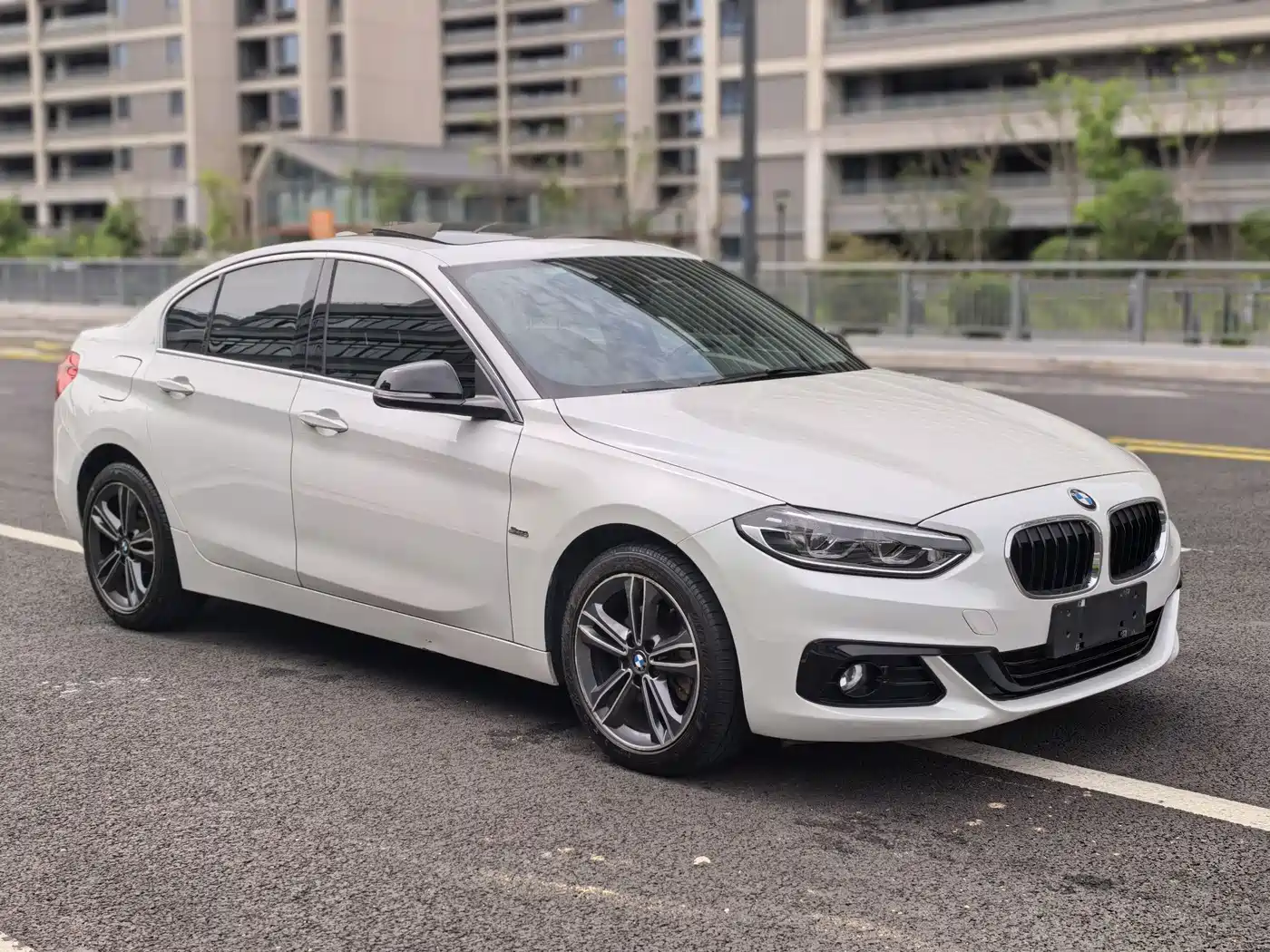 BMW 1 Series 2018 118i Sport Edition фото 3