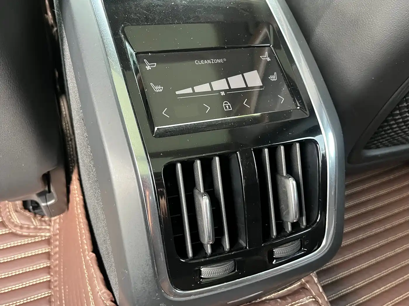 Фото 9 - Volvo S90