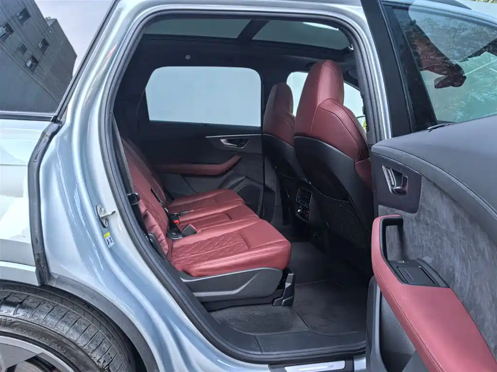 Audi SQ7 2024 4.0 TFSI фото 13