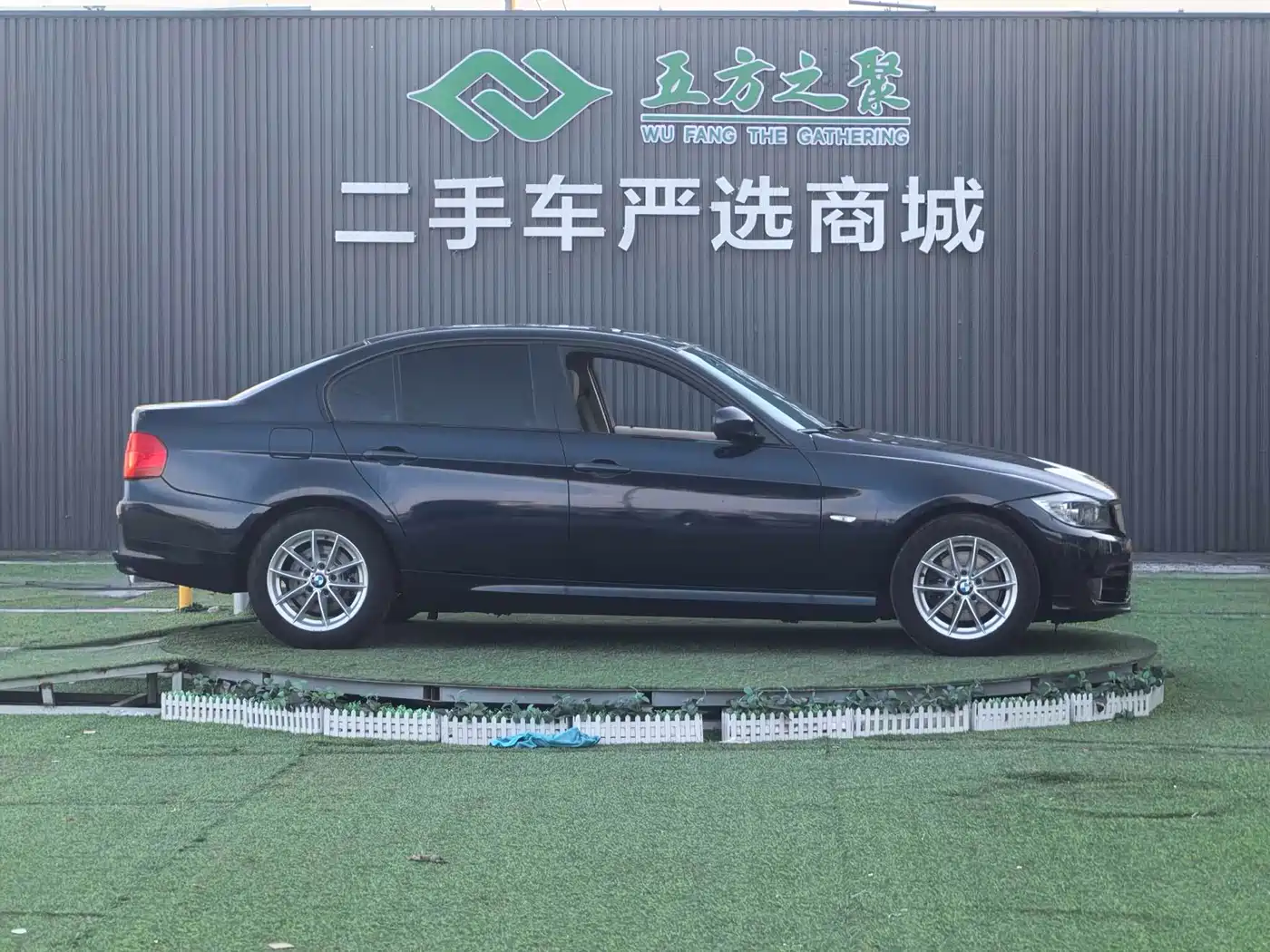 BMW 3 Series 2011 318i Leading фото 4