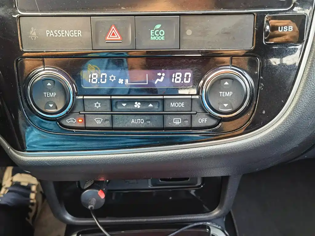 MITSUBISHI OUTLANDER