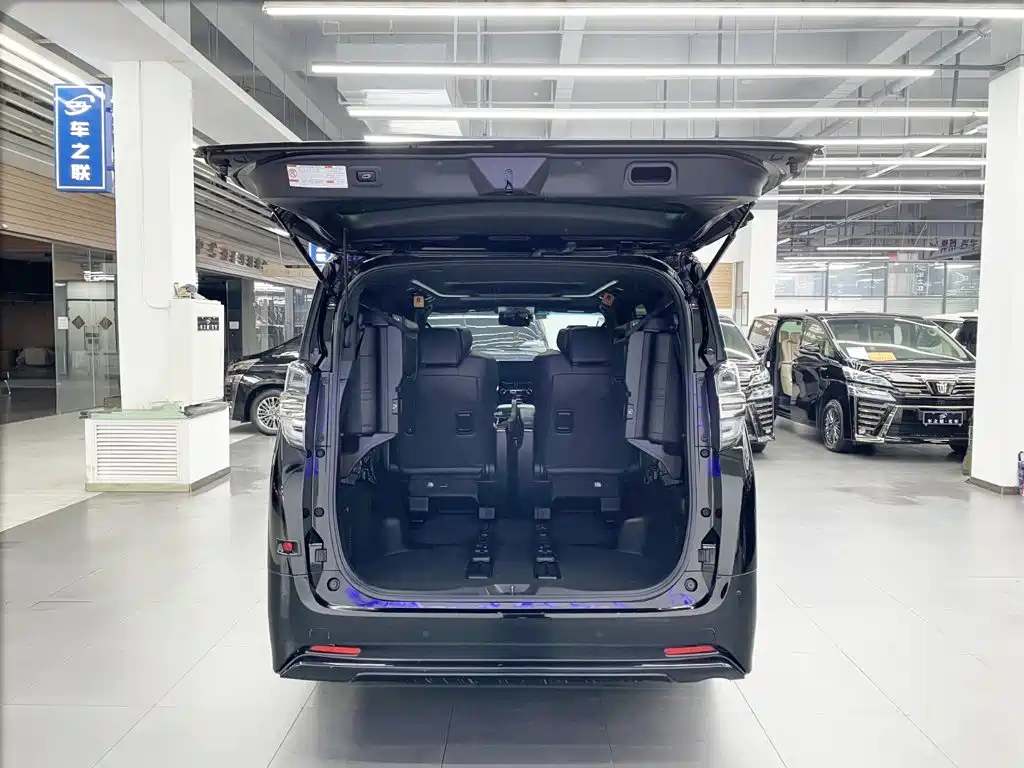 Фото 14 - Toyota Vellfire