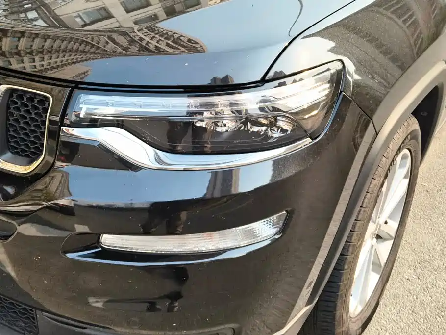 Photo 5 - Jeep Grand Commander