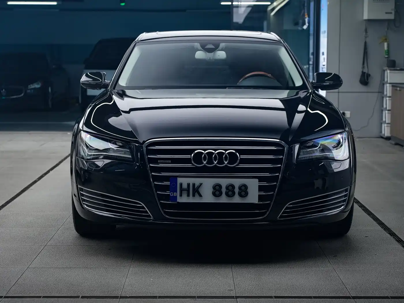 Фото 1 - Audi A8