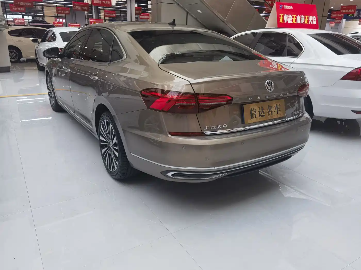 Volkswagen Passat 2020 330TSI Luxury Edition China VI фото 18