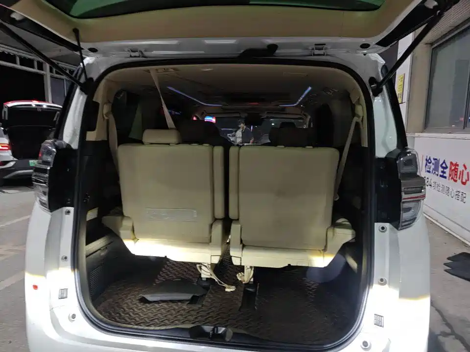 Фото 10 - Toyota Vellfire