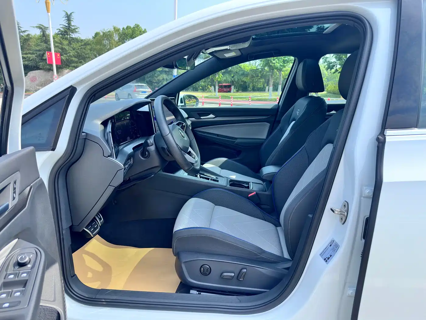 Volkswagen Golf 2025 300TSI R-Line фото 7
