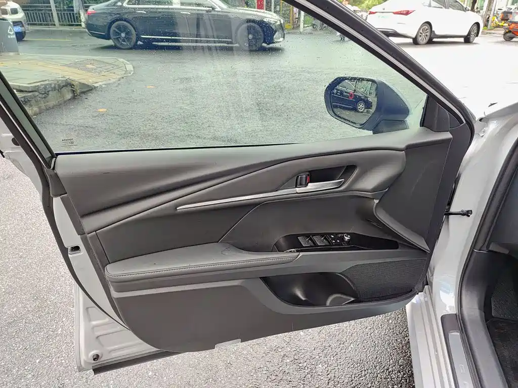 Photo 6 - Toyota Camry