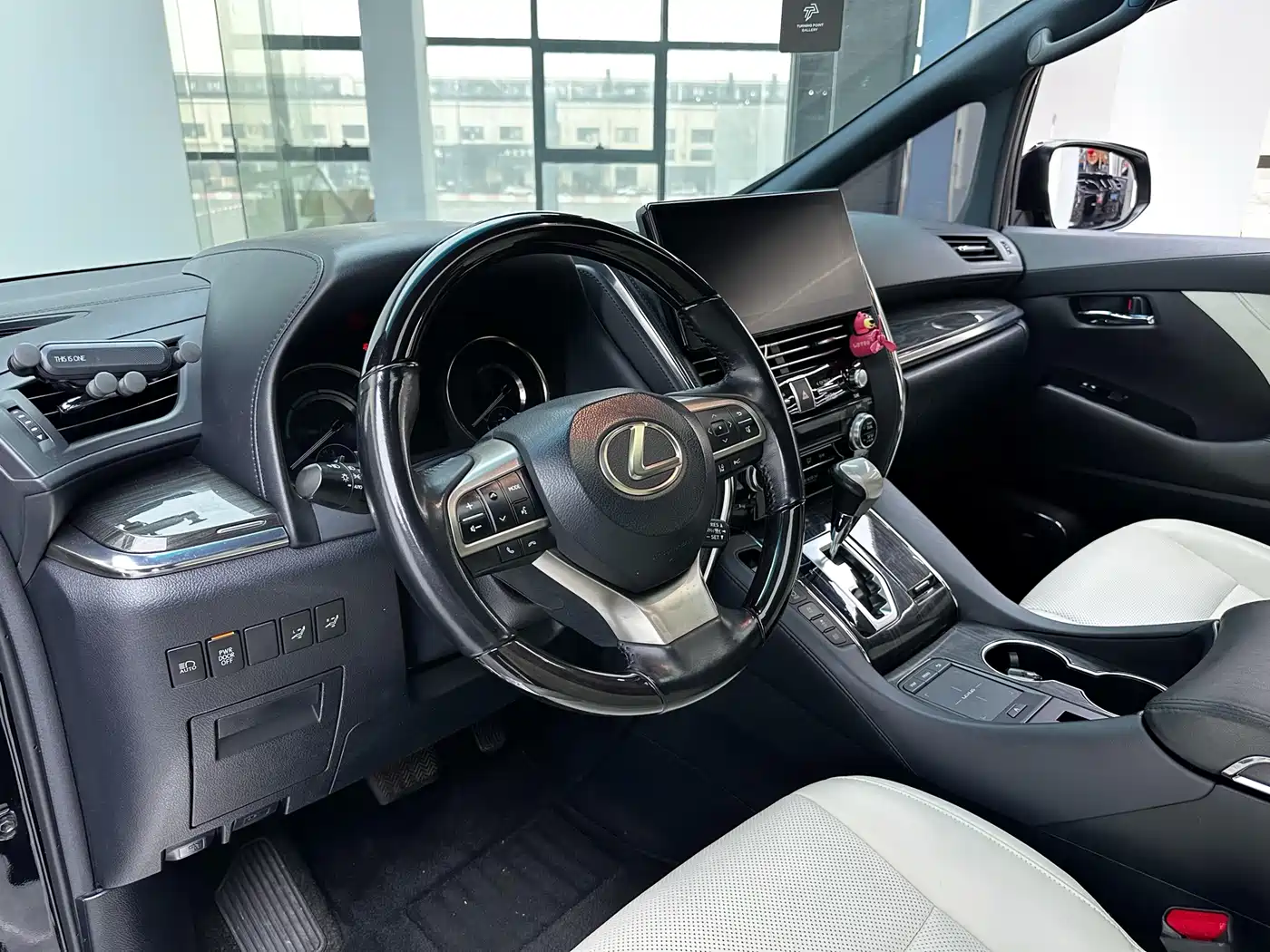 Lexus LM 2020 300h 4-Seat Imperial Edition фото 14