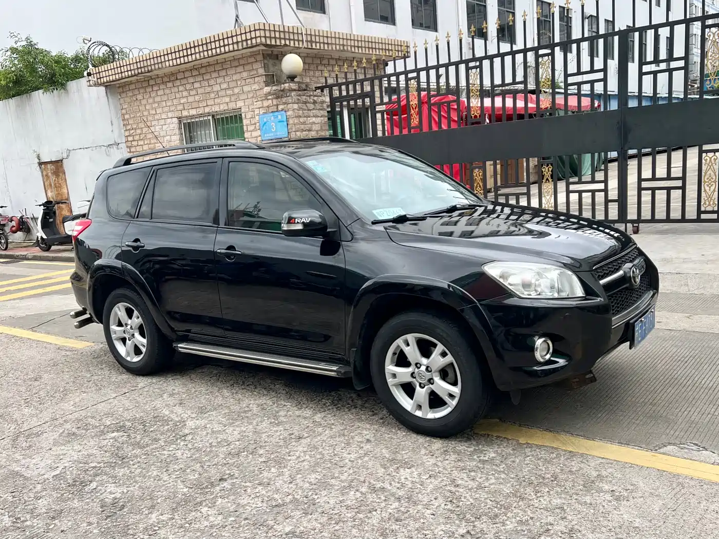Toyota RAV4 Rongfang 2011 2.4L Automatic 4WD Ultimate Navigation Edition фото 2